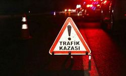 Kayseri yolunda otomobil kırmızı ışıkta bekleyen araca çarptı!