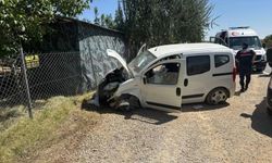 Lastiği patlayan araç bariyerlere çarptı: 2 yaralı