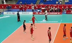 Milli oyuncular maç oynanırken birbirine girdi