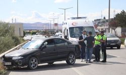 Otomobil tır ile bariyer arasında sıkıştı, metrelerce sürüklendi!