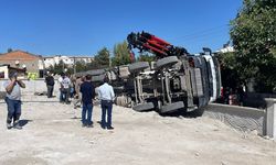 Beton mikseri devrildi: Sürücü yaralı!