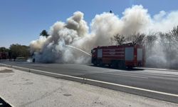 Ev eşyası yüklü tır alev alev yandı