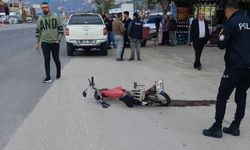 Otomobille çarpışan motosikletin sürücüsü ağır yaralandı: O anlar saniye saniye görüntülendi
