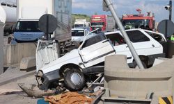 Adana yolunda can pazarı: Otomobil beton bariyere saplandı!
