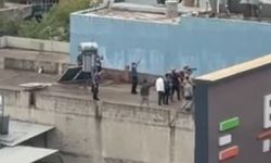 Adana’da Ailesine bıçak çekti, özel harekât polisi bacağından vurdu!