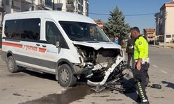 Aksaray’da otomobil ile servis minibüsü çarpıştı: 1 yaralı