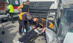 Korkunç trafik kazasında sürücü sıkışıp kalınca ağır yaralandı!