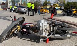 Şehir merkezinde kaza paniği: Motosiklet sürücüsü yola savruldu