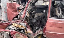 Aksaray’da feci kaza: Otomobil direğe çarptı, 1 ağır yaralı!