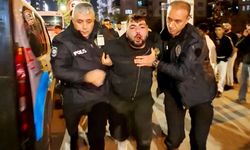 Sokak ortasında cinnet geçirdi! ‘Öldürün beni’ diye bağırıp araçlara zarar verdi