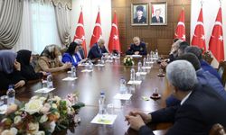 Ali Yerlikaya 2 bin 241 gündür evlat nöbeti tutan Diyarbakır anneleriyle bir araya geldi