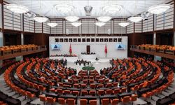 DEM Partili vekiller İstiklal Marşı okunurken eşlik etmedi