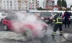 Sivas'ta park halindeki otomobilde korkutan yangın!