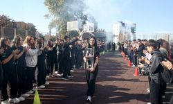Dünya şampiyonu Elif Ceren Uzunçakmak okuduğu Lisede coşkuyla karşılandı