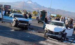 Kayseri Esenyurt’ta kaza! 2 otomobil pert oldu 3 yaralı