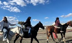 Kayseri’de Dünya Kız Çocukları Günü’nde ata binen cesur kızlar!
