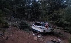 Dağ yolunda otomobil uçuruma yuvarlandı, 2 ölü