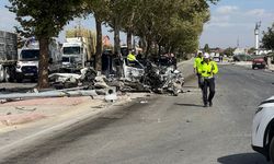 Konya’da direğe çarpan otomobil ikiye bölündü! 1 ölü 1 yaralı