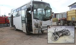 Konya'da işçi servisiyle çarpışan motosiklet alev aldı: 2 yaralı