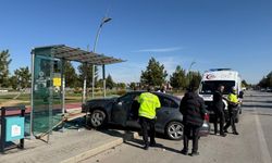 Konya’da otomobil durağa daldı: 1 yaralı