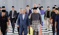 Uzun süredir gözlerden uzaktı! Abdullah Gül Perak Sultanı ile Cuma namazı kıldı