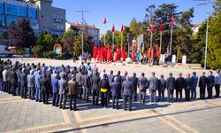 Kayseri’de muhtarların akın ettiği etkinlik! Atatürk anıtına çelenk sunuldu