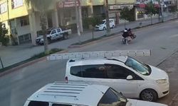 Önünü kaldırdığı motosikletle otomobile çarptı: Yaralılar var