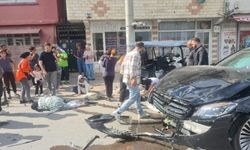 Feci kaza kamerada! Lüks otomobil golf aracını biçti! 2’si ağır 3 yaralı