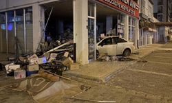 Kayseri’de otomobil züccaciye dükkânına daldı: Ortalık savaş alanına döndü