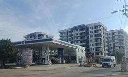 Petrol istasyonunda silahlı soygun! Kasklı saldırganlar kasayı boşaltıp kaçtı