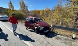 Bariyere çarpan otomobilde 1'i ağır 2 kişi yaralandı!