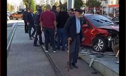 Kayseri Talas’ta iki araba çarpıştı: Tramvay durağına uçtu!