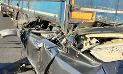 Tıra arkadan çarpan araç hurdaya döndü: 1 ölü