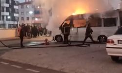 Kayseri’de bugün park halindeki servis aracı küle döndü!