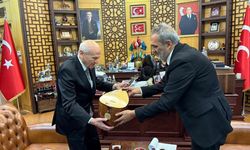 Yavuz Bingöl’den Devlet Bahçeli’ye ziyaret: Kendi bağlamasını hediye etti!