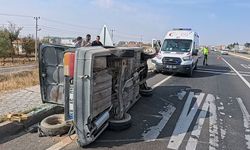 Tırla çarpışan otomobil refüje savruldu 3 yaralı