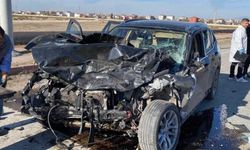 Aksaray Organize Sanayi yolunda iki araç kafa kafaya çarpıştı!