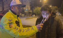 Kayseri’de alkollü sürücü kaza yaptı, uyumaya devam etti