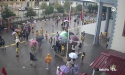 Duygu dolu kareler: Öğrenciler Atatürk büstünü ıslanmasın diye korudu