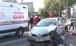 Kayseri Cumhuriyet Meydanı’nda kontrolden çıkan otomobil 5 kişiyi yaraladı!