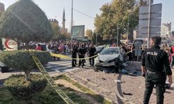 Kayseri Cumhuriyet Meydanı’nda kontrolden çıkan otomobil 5 kişiyi yaraladı!