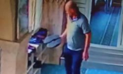 Camide ayakkabı skandalı! Ayakkabıları tek tek inceledi, beğendiğini çaldı