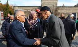 Cuma namazı sonrası sürpriz ziyaret: Başkan Büyükkılıç esnafla buluştu