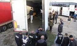 Nefes kesen operasyon: Tır dorsesinden 28 kaçak göçmen çıktı