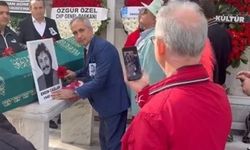 Engin Çağlar’ın cenazesinde skandal! Tabutla fotoğraf kuyruğu