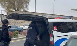 Eşi tarafından bıçaklanan adam adliyenin önünde pompalı tüfekle korku saçtı