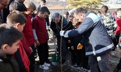 Başkan Özdoğan öğrencilerle birlikte fidan dikti