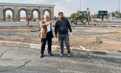 Memduh Büyükkılıç’tan pazar mesaisi: Kavşak düzenleme çalışmasını yerinde inceledi!