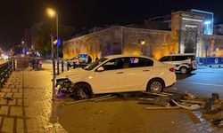 Kayseri’de direksiyon başında uyuyan sürücü bariyerlere daldı