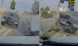Kırmızı ışıkta geçen otomobil, motosiklete çarptı: O anlar kamerada